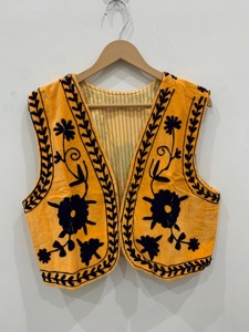 Gilet en coton brodé jaune à col rond, motif floral, style bohème fait main, haut court sans manches pour femme, idéal pour le printemps - Product Image 1