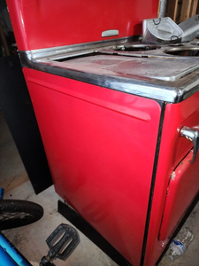 Estufa de Gas C-h-a-m-b-e-r-s Roja Antigua de los Años 50 - Product Image 3