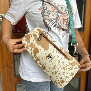 กระเป๋าหนังวัวแท้สไตล์ตะวันตกแบบใหม่ สำหรับทุกเพศ คุณภาพสูง พรีเมียม ลายพิมพ์นูนสี กระเป๋าหนังขนสัตว์สะพายหน้าอก - Product Image 1