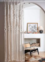 Rideaux bohèmes en macramé faits à la main pour fenêtres du salon avec un design de corde en coton naturel et un style de décoration d'intérieur vintage