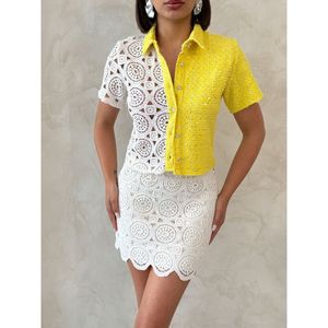 Camisa de Mezclilla con Encaje para Mujer TOPSHOW, Blusa Casual de Mezcla de Algodón Amarillo Crudo con Detalles Elegantes - Product Image 4