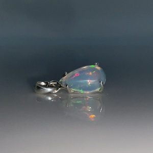 Pendentif artisanal en laiton plaqué argent, opale éthiopienne naturelle, style vintage, pierre précieuse multi-feu, certifié par un tiers - Product Image 1