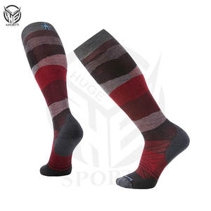 Chaussettes solides à logo personnalisé de haute qualité à quantité minimale de commande bas Chaussettes d'équipage colorées personnalisées pour hommes 100% coton - Product Image 6