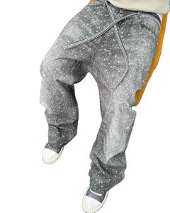 Una fusión perfecta de textura vaquera resistente y el deslumbrante lujo de cristal combinados en nuestro último pantalón vaquero con pedrería. - Product Image 3