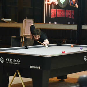 Table de billard en ardoise de finition en bois classique de 9 pieds avec accessoires complets et retour de balle pour les joueurs de billard et de billard - Product Image 1