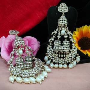 Superbes boucles d'oreilles longues Kundan avec cadre doré et riche arrangement de pierres de verre, perles colorées à suspendre gracieuses - Product Image 3