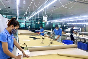 Polos pour hommes drop shoulder ODM et OEM Service - 100% Polo en polyester-Meilleure qualité à prix raisonnable - Product Image 6