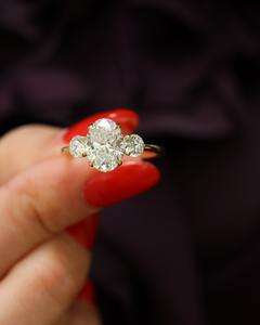 Anillo de compromiso de oro amarillo con tres piedras de moissanita de corte ovalado de 7x9 mm y piedras laterales de corte redondo, joyería fina. - Product Image 4