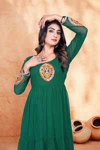 Robe décontractée réversible en crêpe de georgette verte pour femmes, broderie, mariage et Diwali, motif uni, coupe régulière, toutes saisons - Product Image 2