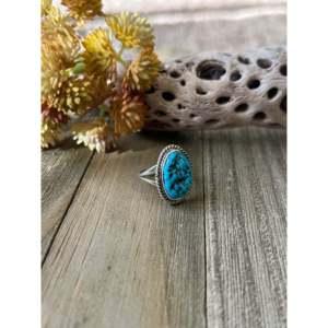 Anillo de Plata de Ley con Turquesa Kingman Hecho a Mano por los Navajo, con Engaste de Oro Rosa, Talla 7.75, Regalo, Marca Privada Licenciada 'IS' - Product Image 3