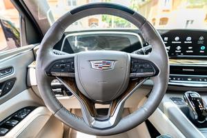 Cadi-llac Esca-lade ESV 4WD Platinum 2022 usado en buen estado - Product Image 2