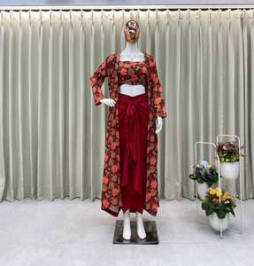 Ensemble coordonné de luxe Unity Luxure en georgette imprimé floral avec bralette en crêpe et jupe drapée - Product Image 4