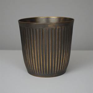 Poubelle en laiton de qualité supérieure avec vernis noir lisse conçue pour les intérieurs décoratifs et une utilisation quotidienne fonctionnelle. - Product Image 4