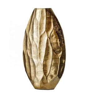 Vase en métal à motif de feuilles avec finition métallique moderne Vase à fleurs décoratif Vase en métal de table pour la décoration de bureau à domicile - Product Image 6