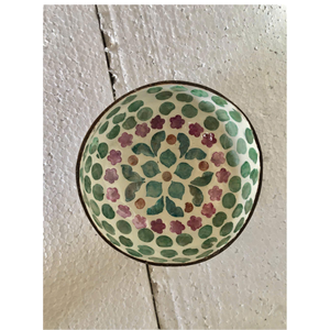 Cuenco de cáscara de coco pulido con textura refinada, ideal para entretener a los invitados o mostrar acento en el hogar - Product Image 5