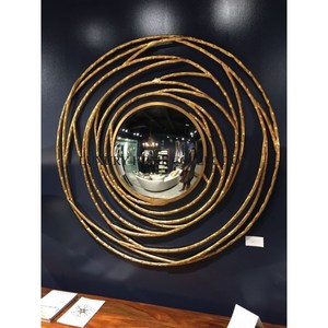 Cadre de miroir mural en métal antique exclusif avec un art artisanal et des finitions uniques pour des intérieurs sur mesure. - Product Image 4