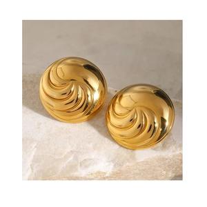 Boucles d'oreilles en acier inoxydable plaqué or de haute qualité et options d'emballage personnalisé pour les femmes disponibles à un prix abordable - Product Image 1