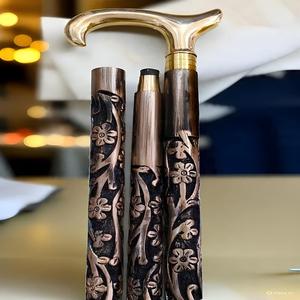 Canne de marche en bois sculptée à la main, style vintage, poignée en laiton - Product Image 1