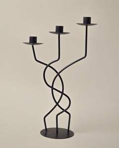 Candelero moderno y elegante de metal negro con diseño único, perfecto para la decoración contemporánea del hogar y la iluminación de velas - Product Image 6