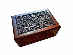 Urnas de cremación bellamente talladas a mano hechas de palisandro indio Premium diseñadas para honrar la memoria de sus seres queridos - Product Image 3