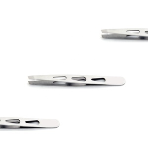 Pinza Profesional para Cejas Raayin Impex de Acero Inoxidable con Punta Inclinada y Etiqueta Personalizada para Recortar Cejas - Product Image 5