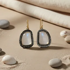 Boucles d'oreilles pendantes géométriques pour femmes avec incrustation de coquillages, plaqué or, argent 925, style bohème sophistiqué, à porter au quotidien - Product Image 1