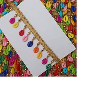 Rubans brodés à la machine sur mesure avec coquillages attachés comme tentures en différents modèles et couleurs pour robes de mariée - Product Image 1