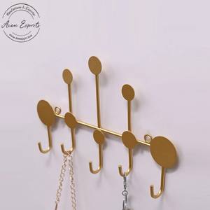 Porte-manteau mural moderne en métal avec accents ronds pour accrocher les clés, les sacs, les accessoires et ajouter une organisation élégante aux espaces de la maison - Product Image 1