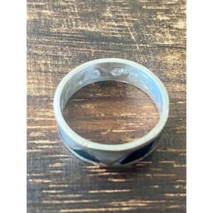 Anillo Artesanal Navajo, Coleccionable, con Incrustaciones de Piedras Variadas y Plata de Ley, Talla 7.75 - Product Image 5