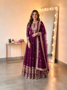 Robe de soirée en georgette avec magnifique broderie et sequins, avec jupe et dupatta en georgette, entièrement cousue, prête à porter. - Product Image 4