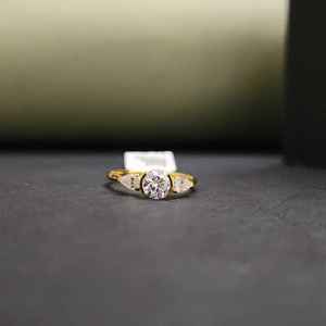 Elegante Anillo de Compromiso con Tres Piedras Redondas de Moissanita Corte Pera en Oro Sólido de 18 Quilates con Engaste Pavé, Certificado IGI, para Regalo de San Valentín - Product Image 2