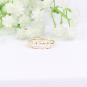 Anillo de Compromiso y Matrimonio con Siete Piedras de Moissanita, Corte Esmeralda de 4x2 mm, Estilo Vintage, Media Eternidad - Product Image 6