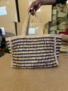 Bolso Grande de Rafia Tejido a Mano ARTIMADA con Asas Largas de Cuero, Forro de Tela de Algodón de Moda y Borlas Multicolor - Product Image 1