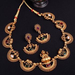 Ensemble de collier de temple traditionnel avec pendentif de déesse, cristal et strass, et boucles d'oreilles assorties, plaqué or, bijoux ethniques pour femmes - Product Image 2