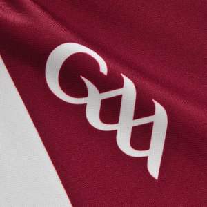 Kit de fútbol GAA con diseño sólido Servicio OEM disponible Set Top Style 100% Poliéster Camiseta de fútbol - Product Image 1