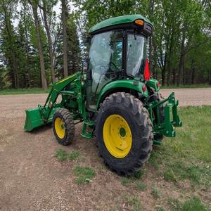 Compre el tractor John Deere 4044R con entrega rápida y soporte de exportación global Rendimiento de calidad superior para la Agricultura - Product Image 2