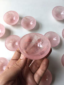 หินบำบัดธรรมชาติขนาด2นิ้วถ้วยควอตซ์สำหรับเป็นของขวัญงานหัตถกรรมพื้นบ้านลายกุหลาบควอตซ์แกะสลักด้วยมือ - Product Image 3