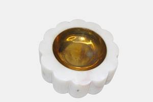 Portavelas de Mármol Blanco Hecho a Mano con Copa de Latón |   Artículo de Decoración para el Hogar de Lujo I Decoración con Velas para Mesa de Boda - Product Image 3