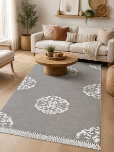 Alfombra decorativa minimalista de algodón tejida a mano, reversible, con diseño floral gris y borlas con flecos. - Product Image 4