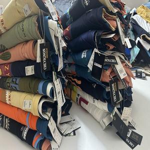 Ropa surtida a granel con descuento de fábrica para hombres, ropa de moda al por mayor, cuello redondo, manga corta, camiseta de marca famosa - Product Image 3