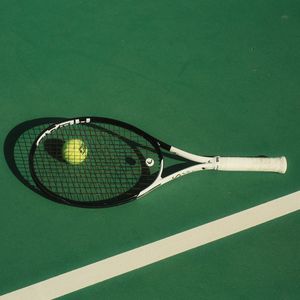 Raqueta de tenis de carbono ligera y duradera profesional para deportes al aire libre para uso diario y jugadores - Product Image 4