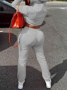 Tendance Femmes Crop Survêtement Deux Pièces À Capuche avec Pantalon Logo Personnalisé OEM Fourniture Parfait pour Boutique Magasins et Distributeurs - Product Image 4