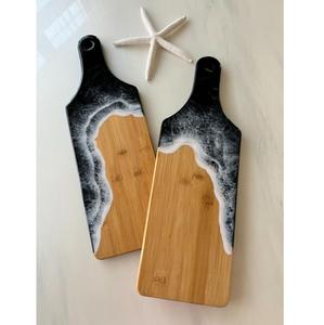 Planche à découper ornée en résine et en bois conçue avec des détails époxy, parfaite pour les maisons créatives ou les intérieurs uniques - Product Image 1