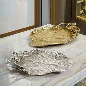 Plat de service à feuilles en métal fait main avec des courbes artistiques pour les collectionneurs de cadeaux personnalisés et les amateurs de patrimoine - Product Image 3