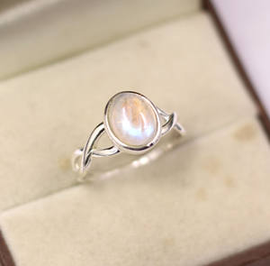 แหวนเงินแท้ 925 ชุบโรเดียม ประดับพลอยมูนสโตนสีรุ้งธรรมชาติ ดีไซน์ศาสนา ฝังแบบ Bezel ทำด้วยมือ - Product Image 2