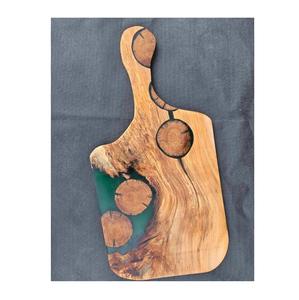 Planche à découper en résine de luxe fabriquée à la main avec des couleurs de marée océanique base en bois durable parfaite pour les repas et la cuisine - Product Image 1