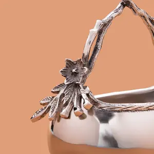 Plat à riz en porcelaine orné d'inspiration vintage, style américain, fait main, décoré à l'or sur glaçure, bol de service festif et sûr pour les fêtes - Product Image 3