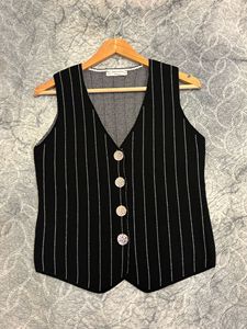 เสื้อกั๊กถักลายทางคอวีลำลองของผู้หญิงมีกระดุมด้านนอก - Product Image 2
