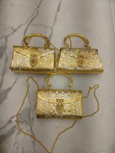 Sac à main de soirée de luxe de style vintage, pochette dorée en métal embossé pour mariage et fête, avec anse supérieure et bandoulière amovible en laiton - Product Image 4