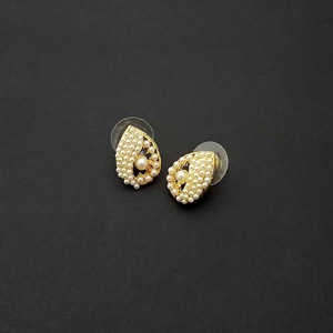 Kriaa 1310175 Pendientes de perlas chapados en oro Accesorio de joyería elegante y lujoso - Product Image 1